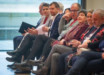 Gäste in der 1. Reihe der DGB-Bezirkskonferenz.