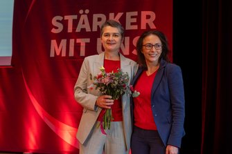 Yasmin Fahimi, Vorsitzende des Deutschen Gewerkschaftsbundes, gratuliert Daniela Kolbe zur Wahl als Vorsitzende des DGB Sachsen.