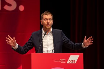 Michael Kretschmer, Ministerpräsident des Freistaates Sachsen, am Rednerpult.