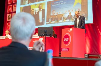 Oliver Greie, Landesbezirksleiter ver.di SAT am Rednerpult bei der Verabschiedung von Markus Schlimbach.