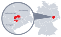 Diese Grafik zeigt eine Karte von Deutschland mit einer detaillierten Ansicht der Region Leipzig-Nordsachsen. Leipzig-Nordsachsen ist in Rot hervorgehoben und liegt im östlichen Teil Deutschlands. Ein Lupensymbol vergrößert diesen Bereich, um die Lage genauer darzustellen. 