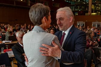 Josef Stredula, Vorsitzender CMKOS und Vizepräsident des Europäischen Gewerkschaftsbundes gratuliert Daniela Kolbe zur Wahl als Vorsitzende des DGB Sachsen.
