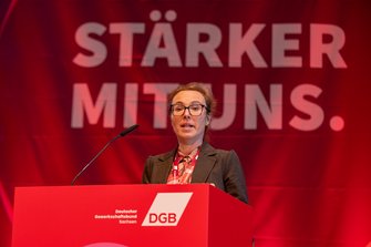 Katja Eberhardt, DGB-Regionsgeschäftsführerin DGB Südwestsachsen am Rednerpult.