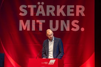Oliver Greie, Landesbezirksleiter ver.di SAT, am Rednerpult.