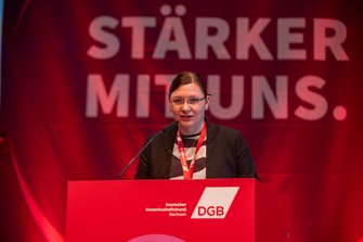 Dana Dubil, DGB-Regionsgeschäftsführerin Ostsachsen, am Rednerpult.