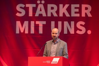 André Schnabel, DGB-Regionsgeschäftsführer Dresden - Oberes Elbtal am Rednerpult.
