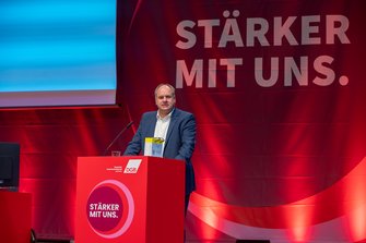Dirk Hilbert, Oberbürgermeister der Stadt Dresden, am Rednerpult.