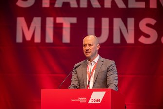 Daniel Knorr, DGB-Regionsgeschäftsführer DGB Leipzig - Nordsachsen am Rednerpult.
