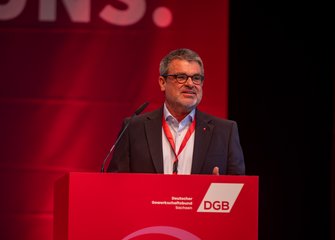 Ralf Hron, stellv. Vorsitzender DGB Sachsen, am Rednerpult.