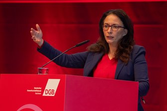DGB-Chefin Yasmin Fahimi am Rednerpult.