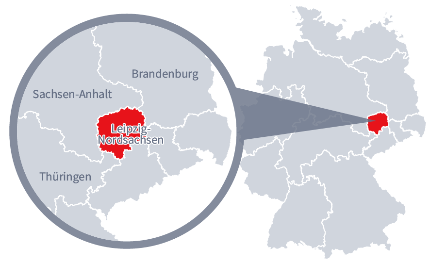 Diese Grafik zeigt eine Karte von Deutschland mit einer detaillierten Ansicht der Region Leipzig-Nordsachsen. Leipzig-Nordsachsen ist in Rot hervorgehoben und liegt im östlichen Teil Deutschlands. Ein Lupensymbol vergrößert diesen Bereich, um die Lage genauer darzustellen. 