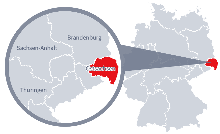 Diese Grafik zeigt eine Karte von Deutschland mit einer detaillierten Ansicht der Region Ostsachsen. Ostsachsen ist in Rot hervorgehoben und liegt im östlichen Teil Deutschlands. Ein Lupensymbol vergrößert diesen Bereich, um die Lage genauer darzustellen. 
